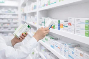 ドラッグストアの棚で医薬品のパッケージを手に取る様子