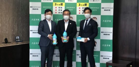 写真（左から）：ENJOY JAPAN 代表取締役 瞿史偉、八王子市 石森市長、日宣 中国ビジネス開発室 室長 兼 ENJOY JAPAN 取締役 中山隆央