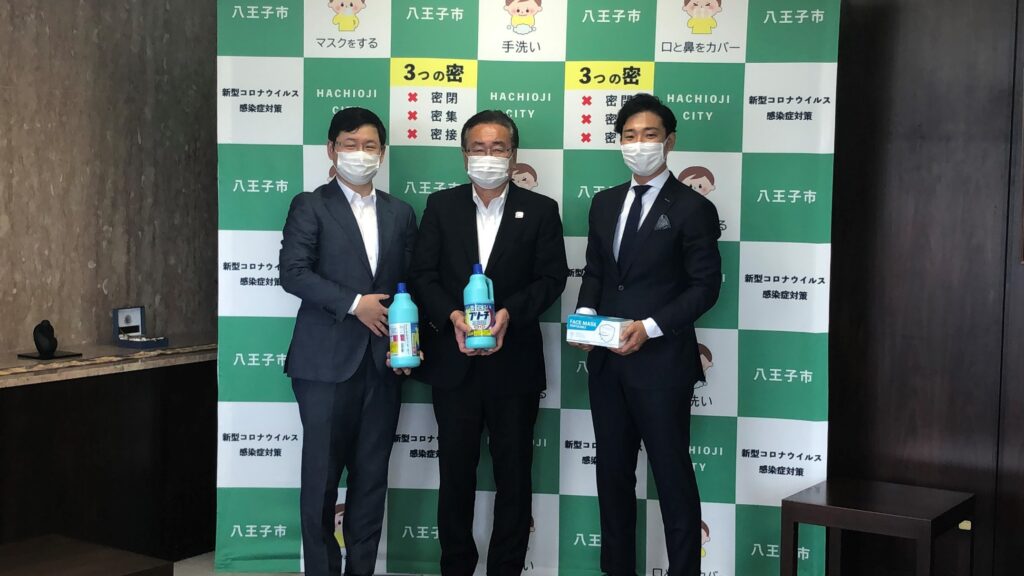 写真（左から）：ENJOY JAPAN 代表取締役 瞿史偉、八王子市 石森市長、日宣 中国ビジネス開発室 室長 兼 ENJOY JAPAN 取締役 中山隆央